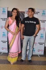 Salman Khan and Sonakshi Sinha on the sets of Sa Re Ga Ma in Famous on 10th Dec 2012 (12).JPG